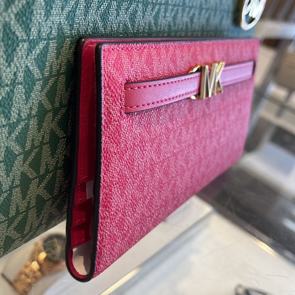 MICHAEL KORS
Reed Large Snap Signature Wallet
Electric Pink 
NWT - Picture 3 of 16